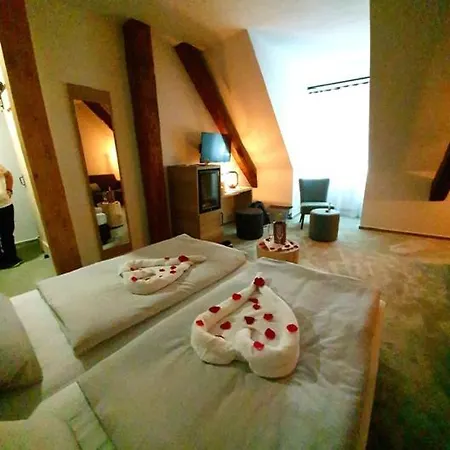 Le Filou Hotel *