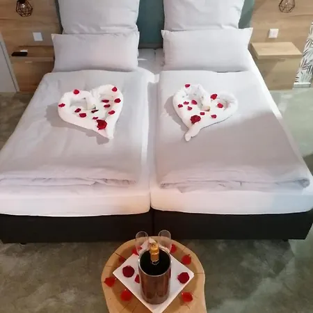 Le Filou Hotel *